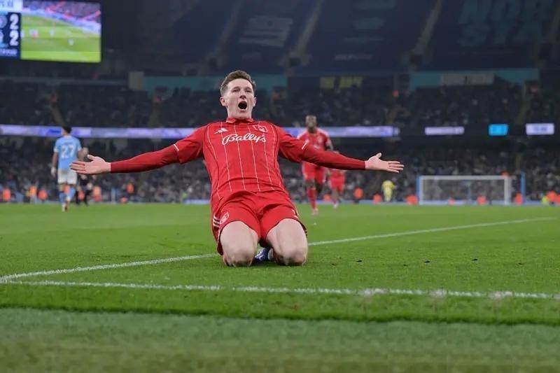 kaiyun-看人真准!曼城主场痛失好局仍有收获 心仪悍腰完美通过“面试”