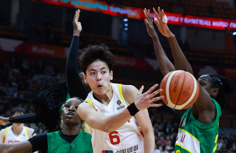 开云体育APP下载-女篮队长首秀!杨舒予14+5+7扮攻传核心 7助攻全场最高